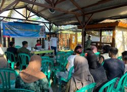 Owner Ratu Production Fatih Nurijeki memberikan materi pelatihan pembuatan gantungan kunci akrilik di Balai Konservasi Penyu Nagaraja Pantai Sodong Cilacap.