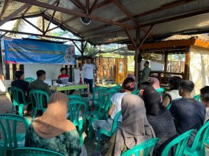 Owner Ratu Production Fatih Nurijeki memberikan materi pelatihan pembuatan gantungan kunci akrilik di Balai Konservasi Penyu Nagaraja Pantai Sodong Cilacap.