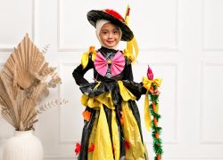Adzkia Syafa Humaira, siswi TK Diponegoro 132 Ledug, mengenakan gaun kreasi dari sampah plastik belanjaan berwarna hitam dan kuning untuk kostum karnaval unik.