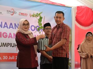 Wakil Bupati Banyumas Dwi Asih Lintarti menyerahkan bibit tanaman secara simbolis pada acara Kick Off Desa EKI di Banjarpanepen Sumpiuh.