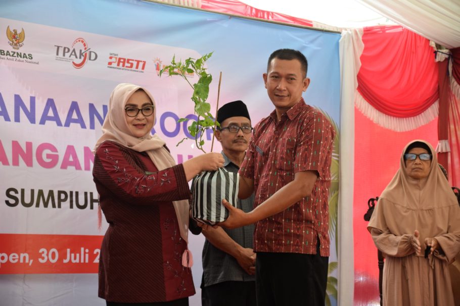 Wakil Bupati Banyumas Dwi Asih Lintarti menyerahkan bibit tanaman secara simbolis pada acara Kick Off Desa EKI di Banjarpanepen Sumpiuh.