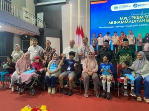 Bupati Banyumas bersama jajaran pengurus Muhammadiyah berfoto bersama warga belajar penyandang disabilitas saat pembukaan MPLS PKBM Surya Muhammadiyah di UMP Purwokerto