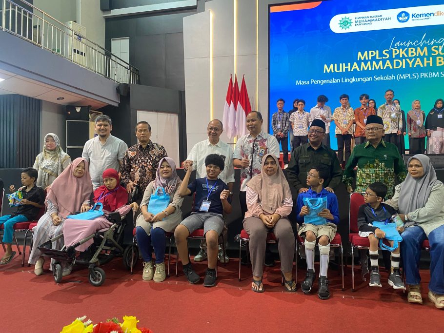 Bupati Banyumas bersama jajaran pengurus Muhammadiyah berfoto bersama warga belajar penyandang disabilitas saat pembukaan MPLS PKBM Surya Muhammadiyah di UMP Purwokerto