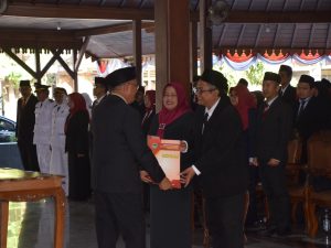 Bupati Banyumas Sadewo Tri Lastiono menyerahkan map SK pelantikan BKPSDM secara simbolis kepada pejabat baru terlantik di Pendopo SiPanji Purwokerto.