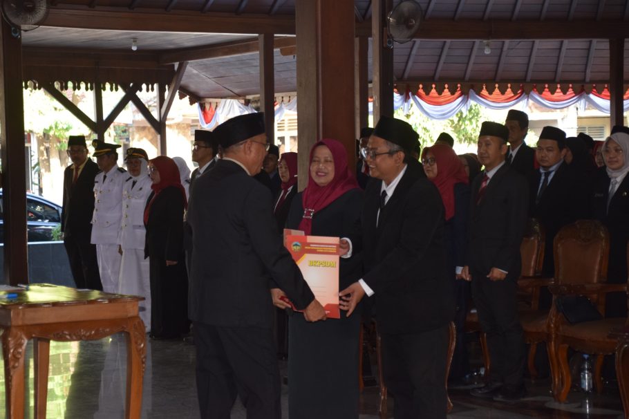 Bupati Banyumas Sadewo Tri Lastiono menyerahkan map SK pelantikan BKPSDM secara simbolis kepada pejabat baru terlantik di Pendopo SiPanji Purwokerto.