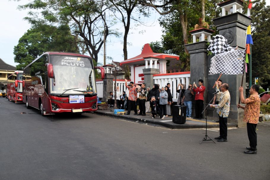 Bupati Banyumas Sadewo Tri Lastiono mengibarkan bendera start melepas rombongan bus siswa berprestasi SNT 2 Banyumas di Pendopo Si Panji.