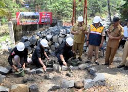 Bupati Banyumas Sadewo Tri Lastiono bersama pejabat daerah meletakkan batu pertama pembangunan Jembatan Grumbul Cibun Sunyalangu di atas Sungai Logawa