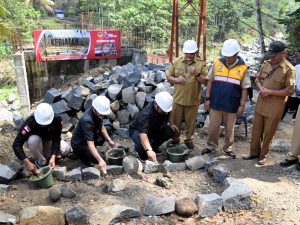 Bupati Banyumas Sadewo Tri Lastiono bersama pejabat daerah meletakkan batu pertama pembangunan Jembatan Grumbul Cibun Sunyalangu di atas Sungai Logawa