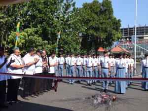 Bupati Banyumas dan jajaran pejabat menyaksikan prosesi pecah kendi saat pembukaan Diklat Paskibraka Banyumas 2026 di depan barisan siswa.