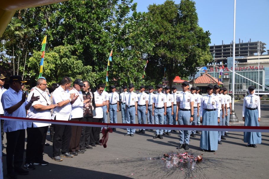 Bupati Banyumas dan jajaran pejabat menyaksikan prosesi pecah kendi saat pembukaan Diklat Paskibraka Banyumas 2026 di depan barisan siswa.