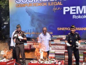 Bupati Banyumas Sadewo Tri Lastiono bersama pejabat Bea Cukai Purwokerto memusnahkan rokok ilegal polos ke dalam tong pembakaran di Pendopo Si Panji.