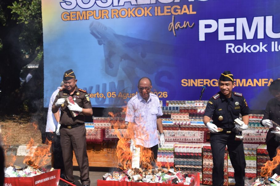 Bupati Banyumas Sadewo Tri Lastiono bersama pejabat Bea Cukai Purwokerto memusnahkan rokok ilegal polos ke dalam tong pembakaran di Pendopo Si Panji.