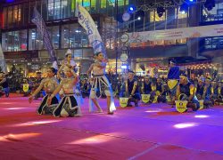 Penari tradisional dan pemusik membawakan atraksi seni pada Festival Kentongan Purwokerto 2026 di panggung Alun-Alun Purwokerto.