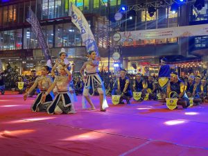 Penari tradisional dan pemusik membawakan atraksi seni pada Festival Kentongan Purwokerto 2026 di panggung Alun-Alun Purwokerto.