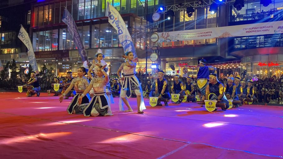 Penari tradisional dan pemusik membawakan atraksi seni pada Festival Kentongan Purwokerto 2026 di panggung Alun-Alun Purwokerto.