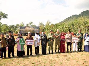 Wakil Bupati Banyumas Dwi Asih Lintarti bersama jajaran Forkopimda dan warga penerima bantuan bedah rumah serta jamban pada penutupan TMMD di Lapangan Desa Cirahab.