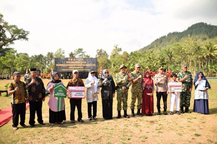 Wakil Bupati Banyumas Dwi Asih Lintarti bersama jajaran Forkopimda dan warga penerima bantuan bedah rumah serta jamban pada penutupan TMMD di Lapangan Desa Cirahab.