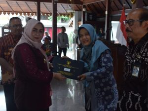 Wakil Bupati Banyumas Dwi Asih Lintarti menyerahkan berkas SK pensiun secara simbolis kepada ASN purna tugas di Pendopo Si Panji Purwokerto.