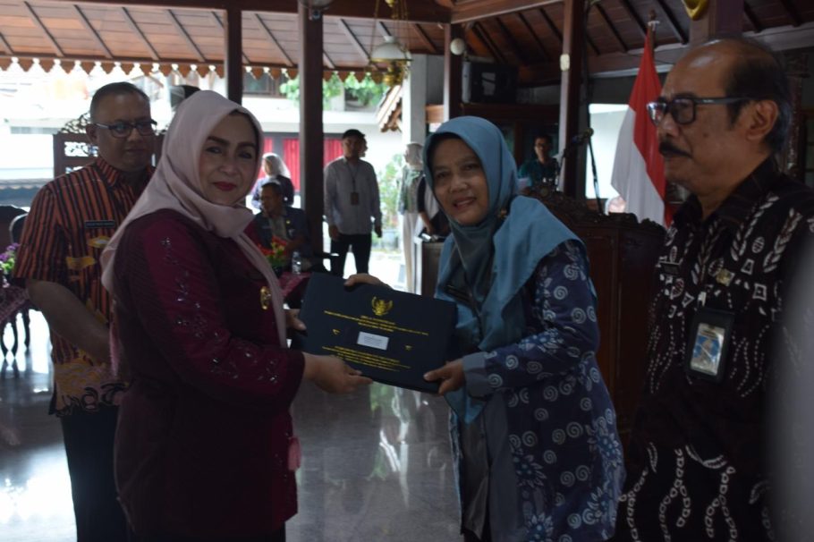Wakil Bupati Banyumas Dwi Asih Lintarti menyerahkan berkas SK pensiun secara simbolis kepada ASN purna tugas di Pendopo Si Panji Purwokerto.