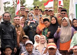Wakil Bupati Banyumas Dwi Asih Lintarti foto bersama warga dan aparat TNI-Polri saat peresmian Jembatan Garuda di Desa Darmakradenan Ajibarang.