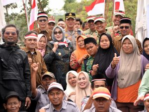 Wakil Bupati Banyumas Dwi Asih Lintarti foto bersama warga dan aparat TNI-Polri saat peresmian Jembatan Garuda di Desa Darmakradenan Ajibarang.