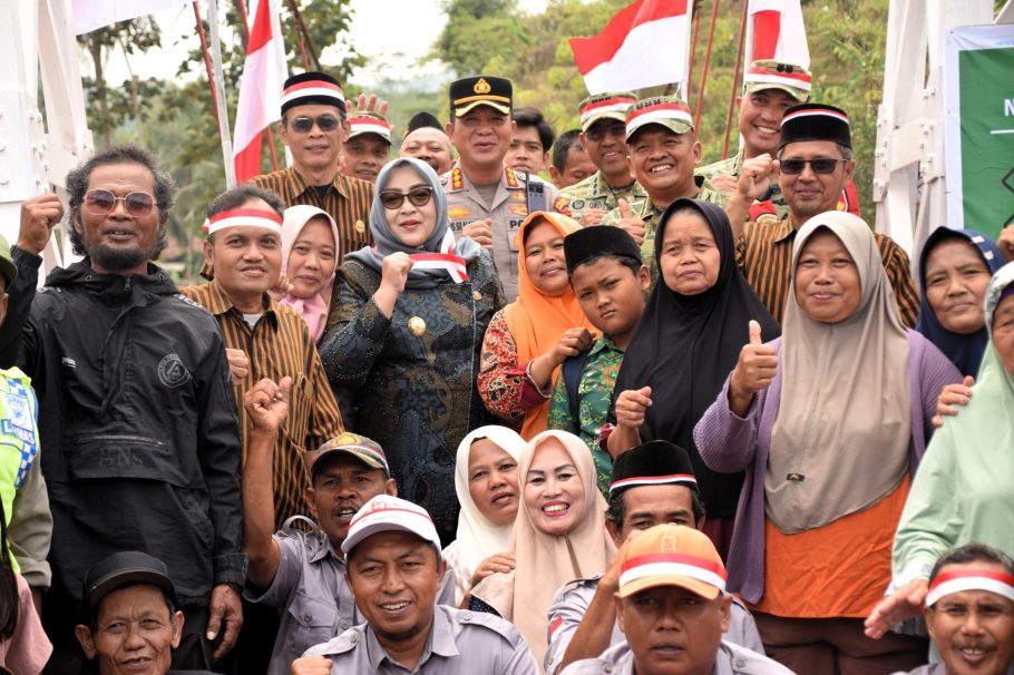 Wakil Bupati Banyumas Dwi Asih Lintarti foto bersama warga dan aparat TNI-Polri saat peresmian Jembatan Garuda di Desa Darmakradenan Ajibarang.