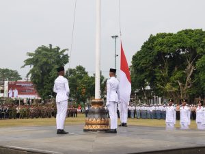Anggota Paskibraka sedang membentangkan bendera Merah Putih pada Upacara Kemerdekaan Alun Alun Purwokerto 2026 di Kabupaten Banyumas.