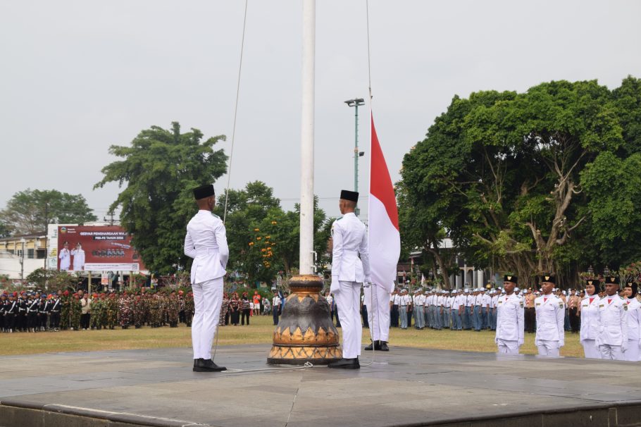 Anggota Paskibraka sedang membentangkan bendera Merah Putih pada Upacara Kemerdekaan Alun Alun Purwokerto 2026 di Kabupaten Banyumas.