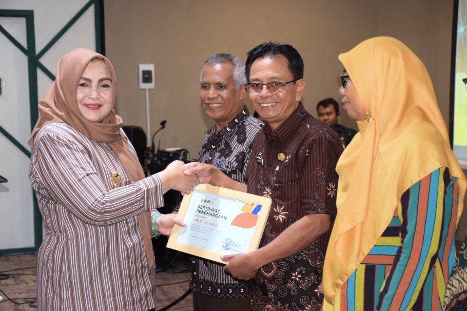 Wakil Bupati Banyumas Dwi Asih Lintarti berjabat tangan dan menyerahkan sertifikat penghargaan koperasi pada Resepsi Harkopnas ke-79 di Purwokerto.