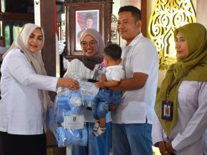 Wakil Bupati Banyumas Dwi Asih Lintarti menyerahkan bantuan sebagai simbolis upaya cara mencegah stunting anak kepada keluarga di Pendopo Si Panji.