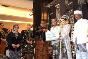 Sekda Banyumas Agus Nur Hadie menyerahkan simbolis bantuan modal usaha BAZNAS sebesar Rp 12,5 juta kepada pasangan pengantin di Banyumas Wedding Expo 2026.