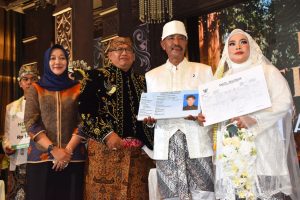 Penyerahan Dokumen Adminduk Pengantin Banyumas Wedding Expo 2026