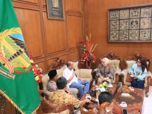 Bupati Banyumas Sadewo Tri Lastiono menyampaikan gagasan etalase pertanian modern saat audiensi bersama Deputi Kemenko Pangan di Purwokerto.