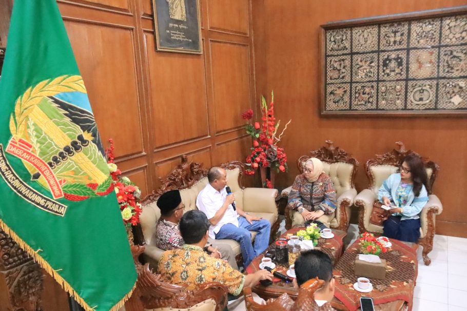 Bupati Banyumas Sadewo Tri Lastiono menyampaikan gagasan etalase pertanian modern saat audiensi bersama Deputi Kemenko Pangan di Purwokerto.