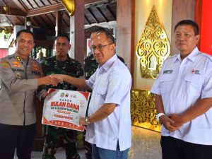 Bupati Banyumas Sadewo Tri Lastiono menyerahkan papan kupon Bulan Dana PMI 2026 secara simbolis kepada perwakilan Forkopimda di Pendopo Sipanji Purwokerto.