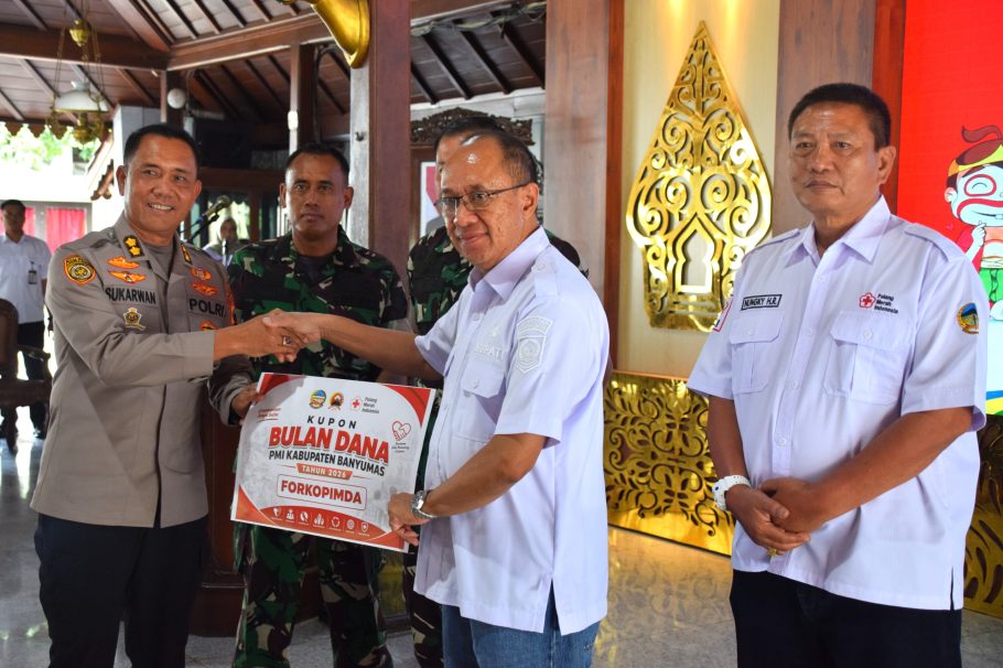Bupati Banyumas Sadewo Tri Lastiono menyerahkan papan kupon Bulan Dana PMI 2026 secara simbolis kepada perwakilan Forkopimda di Pendopo Sipanji Purwokerto.