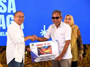 Bupati Banyumas Sadewo Tri Lastiono menyerahkan piagam Smart TV 32 inch kepada perwakilan desa tercepat pelunasan PBB-P2 Tahun 2026 di Pendopo Si Panji Purwokerto.