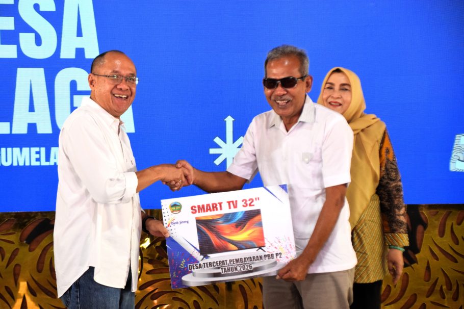 Bupati Banyumas Sadewo Tri Lastiono menyerahkan piagam Smart TV 32 inch kepada perwakilan desa tercepat pelunasan PBB-P2 Tahun 2026 di Pendopo Si Panji Purwokerto.