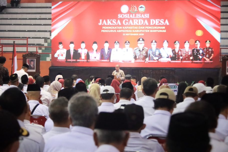 Bupati Banyumas Sadewo Tri Lastiono memberikan sambutan dalam Sosialisasi Jaksa Garda Desa dan Pengukuhan Pengurus ABPEDNAS Kabupaten Banyumas di GOR Satria Purwokerto.