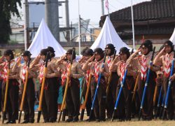 asukan anggota Pramuka putri memberi hormat membawa tongkat saat Upacara Hari Pramuka ke-65 Tingkat Kwarda Jateng di Stadion GOR Satria
