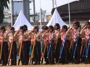 asukan anggota Pramuka putri memberi hormat membawa tongkat saat Upacara Hari Pramuka ke-65 Tingkat Kwarda Jateng di Stadion GOR Satria