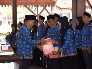 Bupati Banyumas Sadewo Tri Lastiono menyerahkan map dokumen pelantikan BKPSDM kepada PNS yang dilantik di Pendopo Si Panji Purwokerto