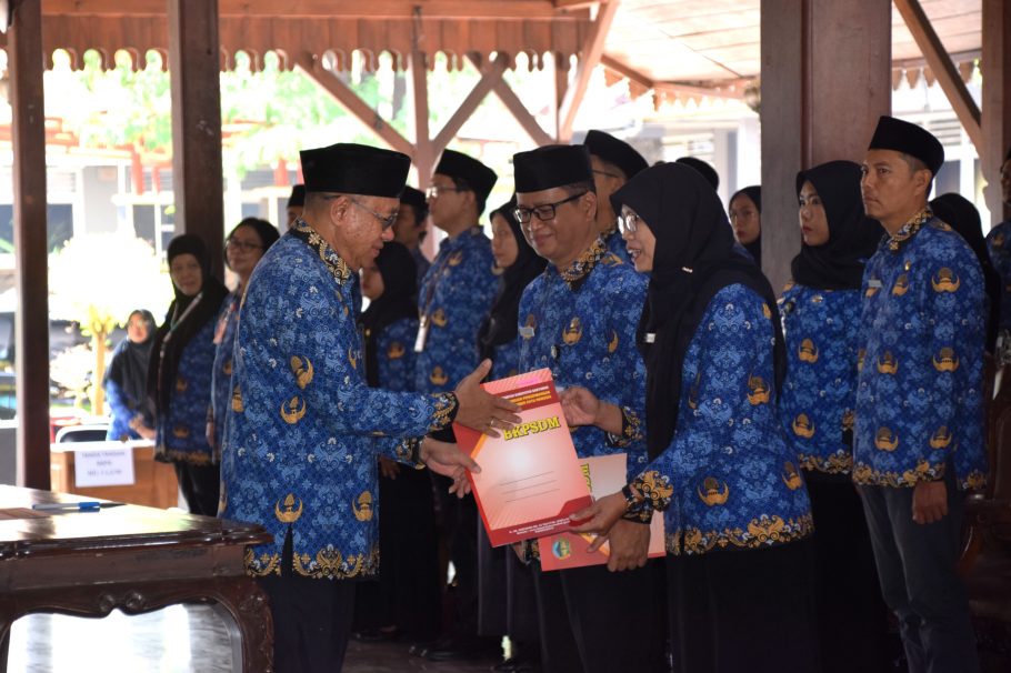 Bupati Banyumas Sadewo Tri Lastiono menyerahkan map dokumen pelantikan BKPSDM kepada PNS yang dilantik di Pendopo Si Panji Purwokerto