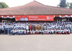 Wakil Bupati Banyumas Dwi Asih Lintarti berfoto bersama ratusan atlet pelajar kontingen POPDA Jateng 2026 di depan Pendopo Si Panji Purwokerto