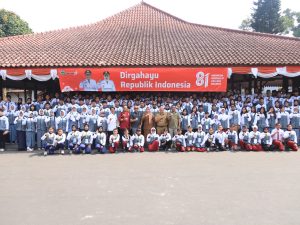Wakil Bupati Banyumas Dwi Asih Lintarti berfoto bersama ratusan atlet pelajar kontingen POPDA Jateng 2026 di depan Pendopo Si Panji Purwokerto