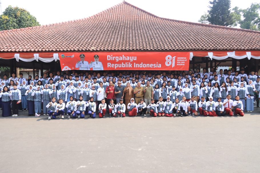 Wakil Bupati Banyumas Dwi Asih Lintarti berfoto bersama ratusan atlet pelajar kontingen POPDA Jateng 2026 di depan Pendopo Si Panji Purwokerto
