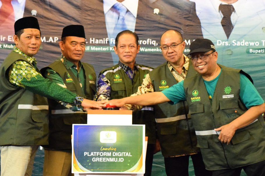 Bupati Banyumas Sadewo Tri Lastiono bersama jajaran pejabat dan pengurus Muhammadiyah menekan tombol sirine launching platform digital GreenMu id di Purwokerto
