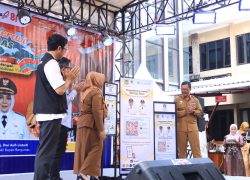 Wakil Bupati Banyumas Dwi Asih Lintarti bersama Kepala Dinarpusda Agus Anggraito saat meresmikan peluncuran Tugu Baca digital pada pembukaan Festival Literasi Banyumas 2026.