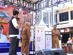 Wakil Bupati Banyumas Dwi Asih Lintarti bersama Kepala Dinarpusda Agus Anggraito saat meresmikan peluncuran Tugu Baca digital pada pembukaan Festival Literasi Banyumas 2026.
