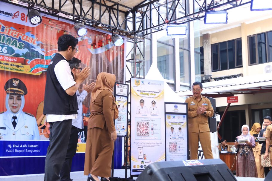 Wakil Bupati Banyumas Dwi Asih Lintarti bersama Kepala Dinarpusda Agus Anggraito saat meresmikan peluncuran Tugu Baca digital pada pembukaan Festival Literasi Banyumas 2026.
